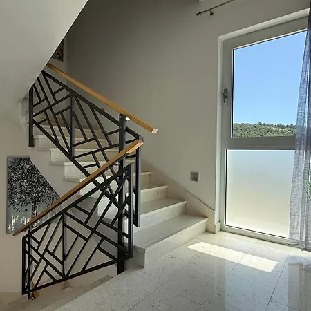 Modro Nebo تروغير